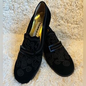 Vintage New York Transit Black Velvet Embroidered Heels